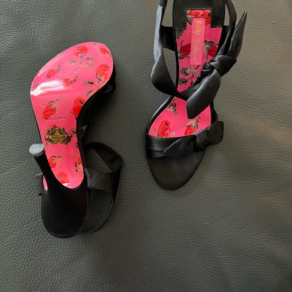 Vintage Betsey Johnson Black Satin Bow Heels with Signature Pink Floral Insole - Picture 1 of 3